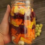 Karotten zum Fermentieren im Jar.