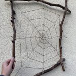 Fertig ist das Spinnennetz aus Naturmaterialien