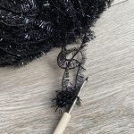 Aus Spülschwamm Garn häkle ich eine Gruselspinne.