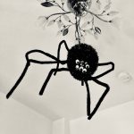 schwarze Spinne aus Spülschwamm Garn gehäkelt.