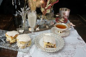 Nachmittagstee mit Simnel Cake und Holunderblütensekt.