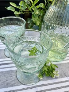 Erfrischend: Wein oder Sirup Auszug mit eiskaltem Sprudel oder Zitronenlimo.