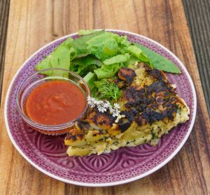 Frittata mit Salat Chilisoße