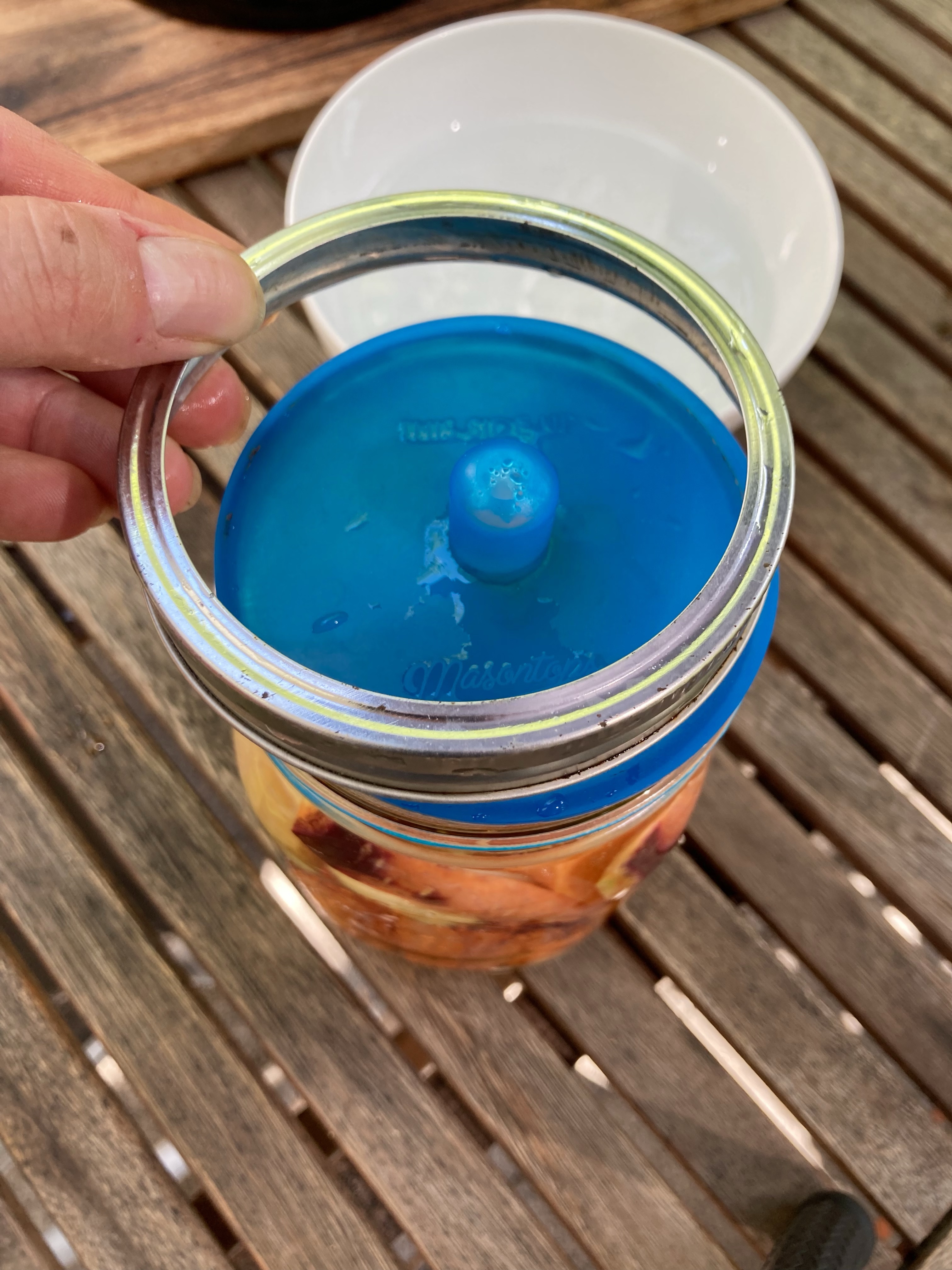 Karotten fermentieren im Glas.