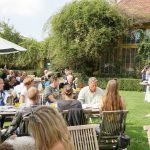 Begrüßung vor der Orangerie im Privatgarten durch Freifrau von Süsskind