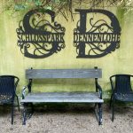 Ein schattiger Rastplatz und dem Logo dieses Parks.