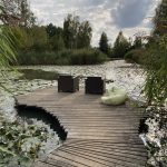 Einer der vielen idyllischen Sitz Plätze am See im Schlosspark Dennenlohe.