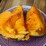 Die gebackenen Kürbisspalten haben eine tolle Farbe.