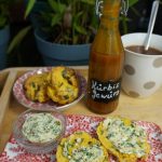 Zum Nachmittagskaffee gibt es Kürbis Scones und Kürbisgewürz.