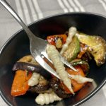 Crosne oder Knollenziest als knackige Zutat im Salat.