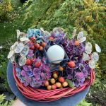 Herbst Gesteck mit blauen Hortensien.