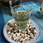 Popcorn zur blauen Stunde mit blauem Tee.