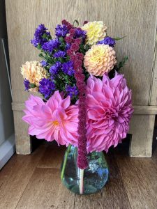 Herbst Blumen Strauß mit Dahlien