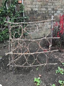 Als Fan von Kreisen begeister mich dieses Rankgerüst.