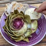 Artischockenblütenblätter mit Butter oder Saucce.