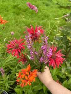 Blumenstrauß Rasenbeet