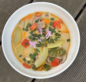 Tom Kha Gai mit eigenem Gemüse.