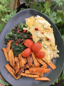 Rührei mit Erdbeerspinat