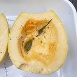 Spaghettikürbis ordentlich würzen. backen