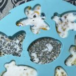 Seifen mit Lavendelblüten.