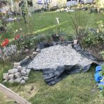 Das Kiesbeet für den Sitzplatz.