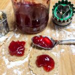 Das selbst gemachte Johannisbeer Gelee kommt zum Einsatz.