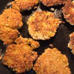 Die Brätlinge werden in Öl ausgebacken.