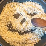 Reisflocken anrösten für einen leckeren Geschmack.