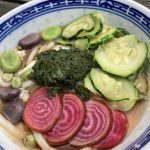 Shiso Pesto auf Miso Udon Nudelsuppe