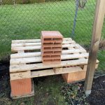 der Unterbau des IBC Tankes steht.