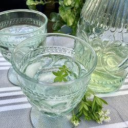 Erfrischend: Wein oder Sirup Auszug mit eiskaltem Sprudel oder Zitronenlimo.