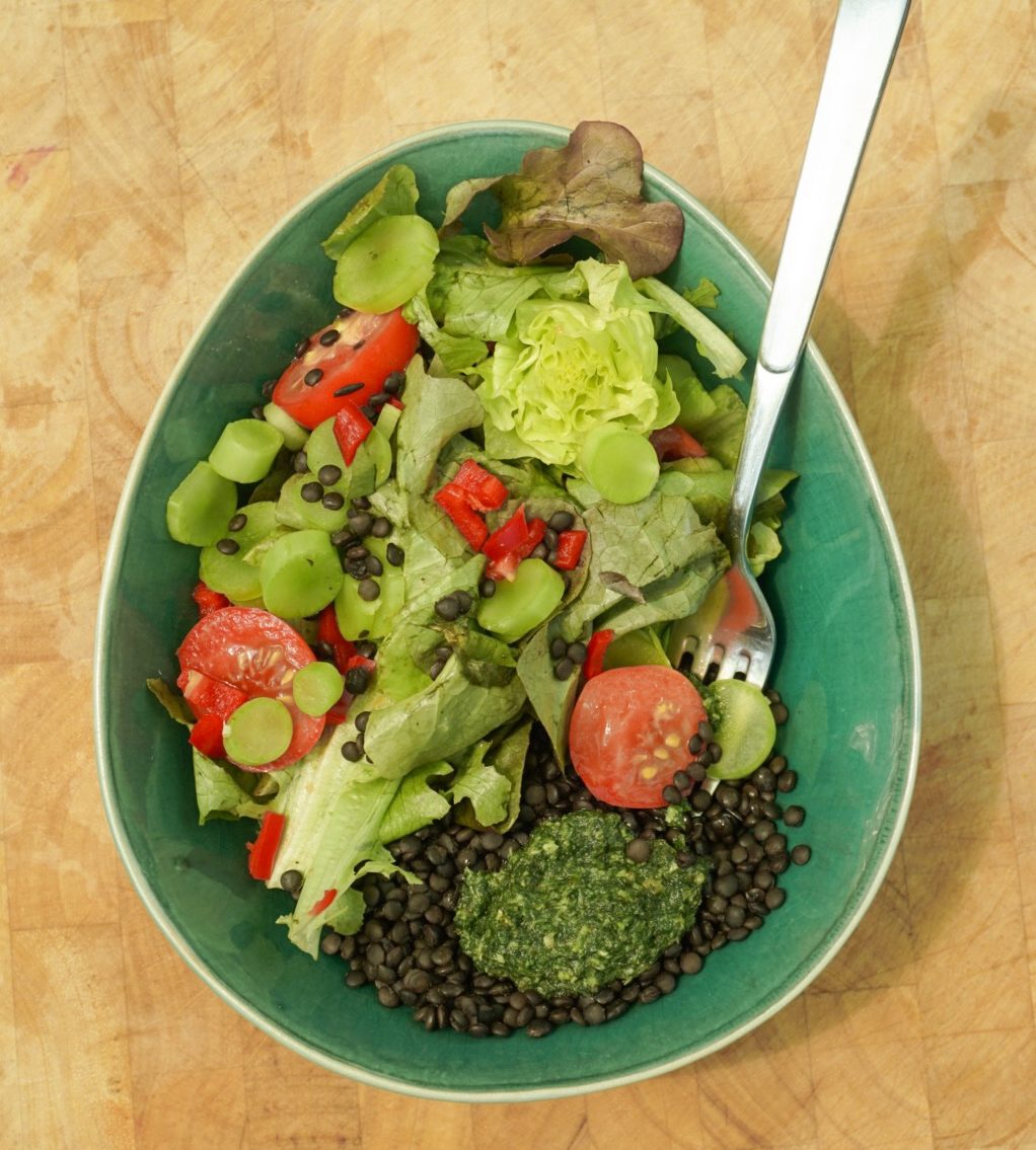 Gartensalat mit Beluga Linsen und Shiso Pesto.