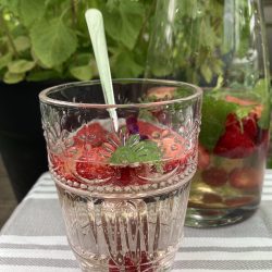 Wir genießen eine Erdbeerbowle am Abend