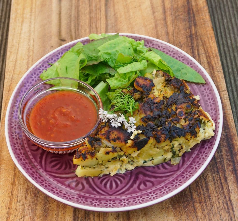 Frittata mit Salat Chilisoße