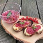 Frische Zwiebelmarmelade auf Ziegenkäse und Walnußbrot