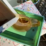 Der Wurmtee sammelt sich unten in der Wurmkiste.