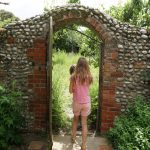 Der Durchgang zur Wildblumenwiese.