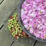 dazu getrocknete Rosenblüten Blätter