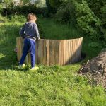 Der Teich / die Badewanne mit Sichtschutz.