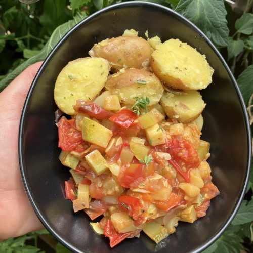 Ratatouille aus frischem Gartengemüse.