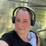 Gärtnerin bei der schweißtreibenden Arbeit.