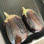 Auberginen anrösten in einer Grillpfanne oder eingewickelt in Alufolie direkt auf dem Herd.
