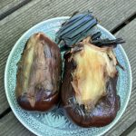 Verbrannte Stellen entfernen und nochmal in die Mikrowelle.