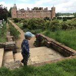 Blick aus dem Park auf das Herrenhaus.