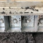 Dübel für die Aussaat Löcher.