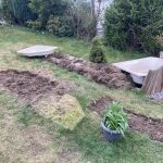 Erde aufgehäufelt für den Bachlauf.