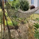 Tarnnetz als Schattenspender über Gemüsebeet.