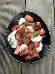 Tomatensalat mit Büffelmozzarella.