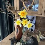 Trockenblumen Gesteck mit Narzissen.