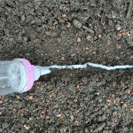 In das Beet spritzen.